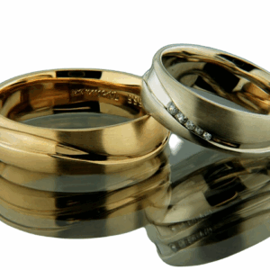 Брачни халки в жълто злато с диамант на дамската халка 9