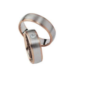 Брачни халки в бяло и жълто злато с диамант на дамската халка 8