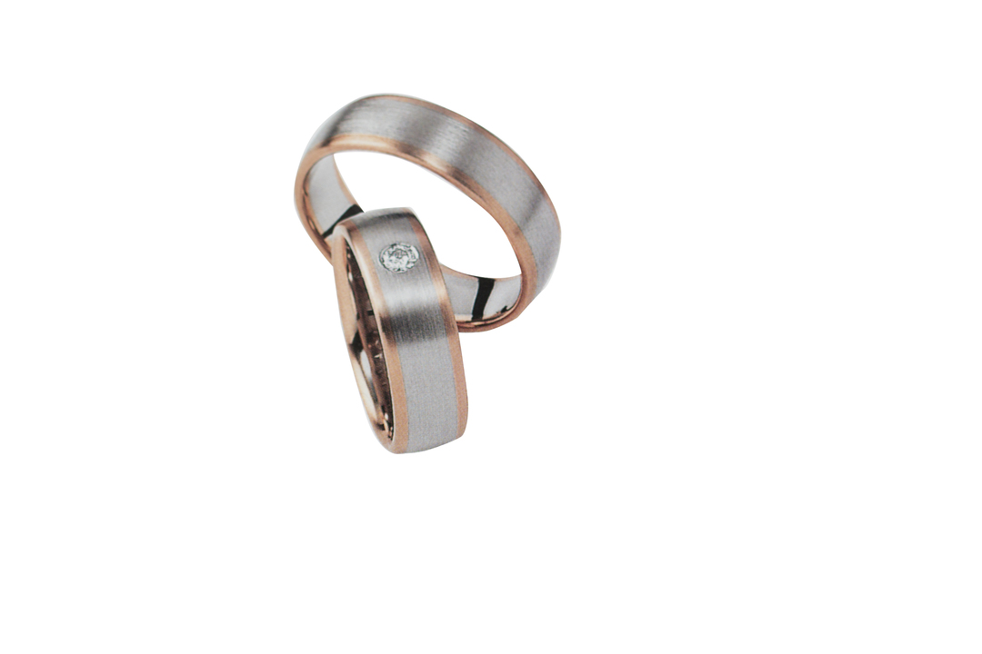 Брачни халки в бяло и жълто злато с диамант на дамската халка 8