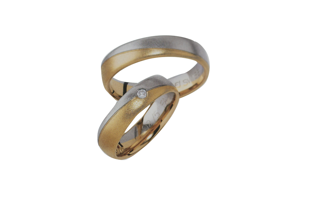 Брачни халки в бяло и жълто злато с диаманти 12