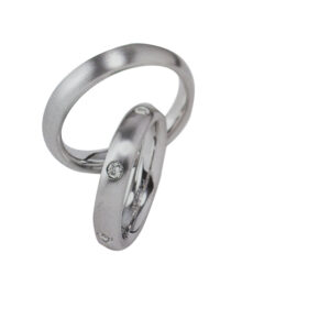 Брачни халки в бяло злато с диаманти на дамската халка 6