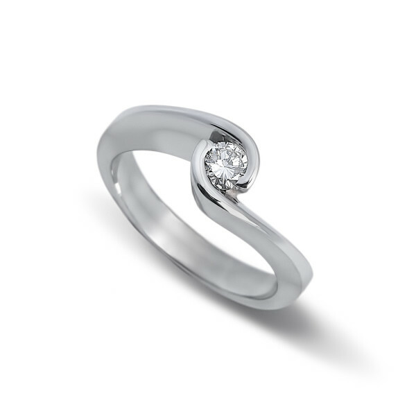 Пръстен в бяло злато с диаманти и сапфир 12