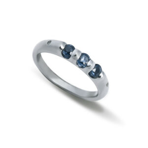 Пръстен в бяло злато с диаманти и сапфири