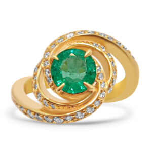 Пръстен в жълто злато с изумруд и диаманти 913